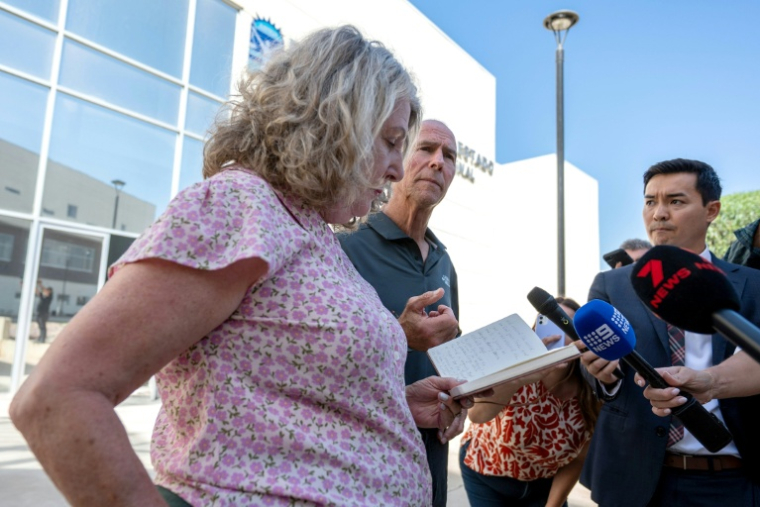 Debra et Martin Robinson, parents des frères australiens Callum et Jake Robinson, assassinés en avril 2024 lors d’un voyage de surf, s’adressent aux médias à l’occasion du procès des présumés meurtriers de leurs fils à Ensenada au Mexique, le 30 septembre 2026 ( AFP / Guillermo Arias )