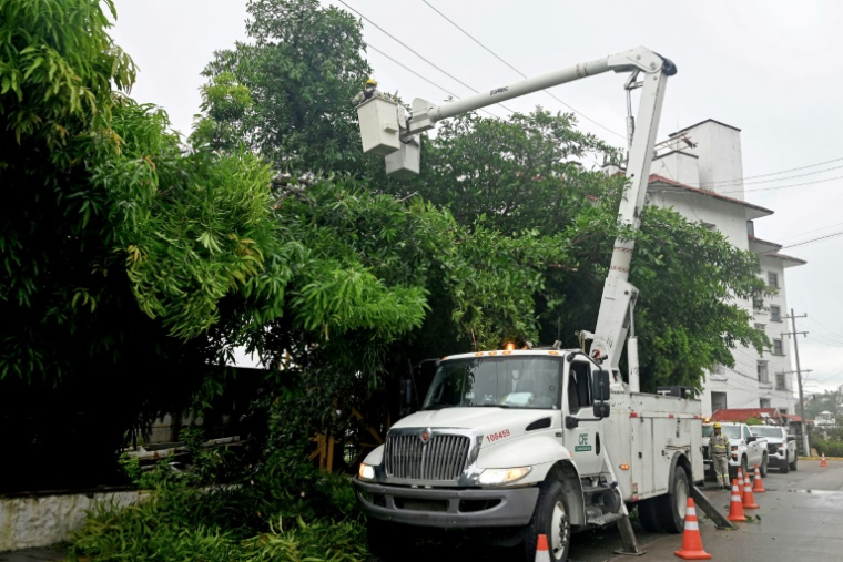 Réparation des lignes électriques après le passage de l'ouragan Erick à Acapulco, le 19 juin 2025 au Mexique ( AFP / Francisco Robles )