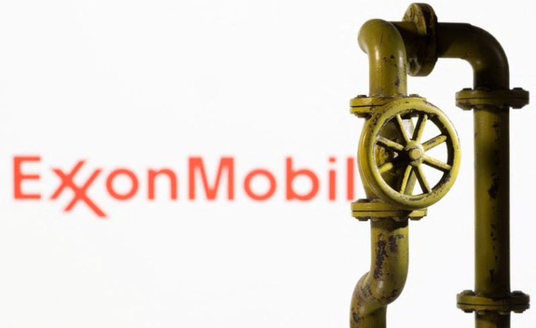 Une illustration du logo d'ExxonMobil et un gazoduc