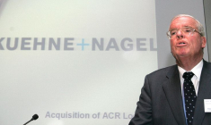 M. Kuehne, annonce l'acquisition d'ACR Logistics lors d'une conférence de presse à Zurich
