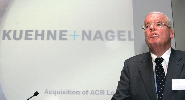 M. Kuehne, annonce l'acquisition d'ACR Logistics lors d'une conférence de presse à Zurich