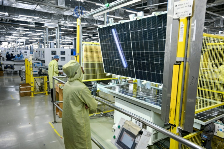 Des employés dans une usine de panneaux solaires du groupe Adani à Mundra, dans l'ouest de l'Inde, le 5 novembre 2025  ( AFP / Shammi MEHRA )