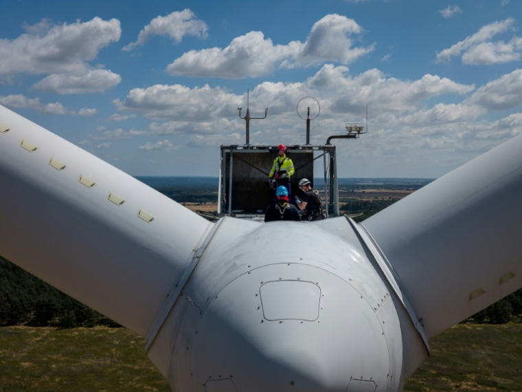 Des mineurs participent à une formation à l'exploitation d'éoliennes avec un instructeur, au parc éolien de Gorzyca, dans l'ouest de la Pologne, le 8 juillet 2026 ( AFP / Wojtek RADWANSKI )
