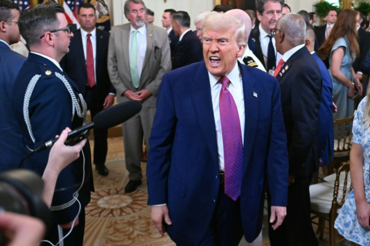 le president américain Donald Trump après sa signature d'une résolution pour empêcher la Californie d'interdire la vente de voitures thermiques neufs en 2035 ( AFP / SAUL LOEB )