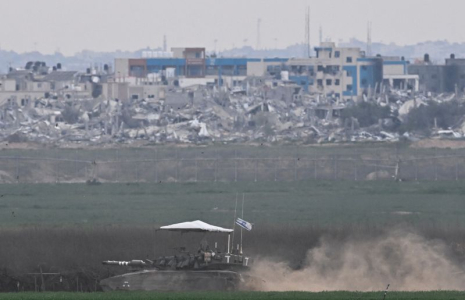 Manœuvres de chars israéliens le long de la frontière centrale de la bande de Gaza