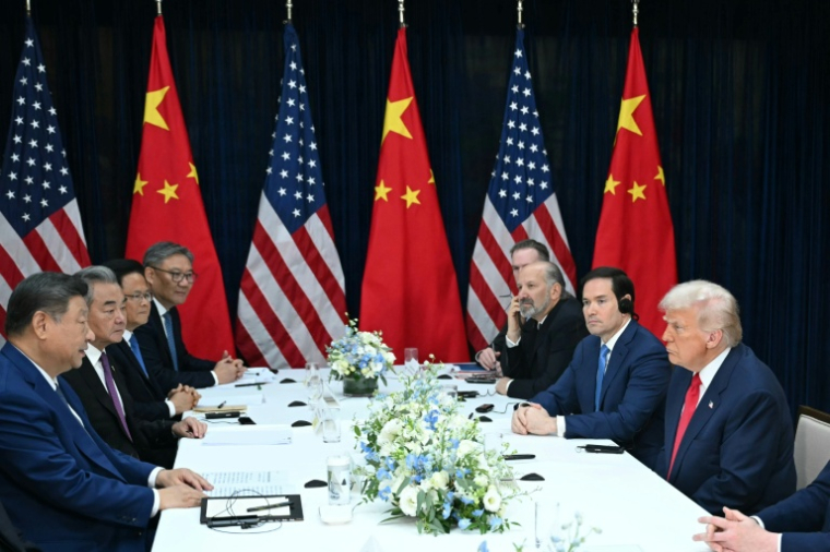 Le président américain Donald Trump (d) et son homologue chinois Xi Jinping (g) s'entretiennent à la base aérienne de Gimhae, située à côté de l'aéroport international de Gimhae à Busan, en Corée du Sud, le 30 octobre 2025 ( AFP / ANDREW CABALLERO-REYNOLDS )