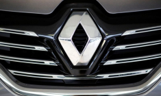 Photo d'archives du logo Renault sur une voiture Renault Espace chez un concessionnaire à Les Sorinieres près de Nantes