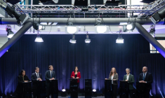 (g-d) Les candidats à la mairie de Lille, Lahouaria Addouche (LFI), le maire sortant Arnaud Deslandes (PS), Louis Delemer (LR), Violette Spillebou, députée de l'Ensemble pour la République, Stéphane Baly (EELV) et Matthieu Valet (RN) participent à un débat diffusé par la chaîne de télévision France 3 Nord-Pas-de-Calais, le 4 mars 2026 à Lille, dans le Nord ( AFP / Sameer Al-DOUMY )