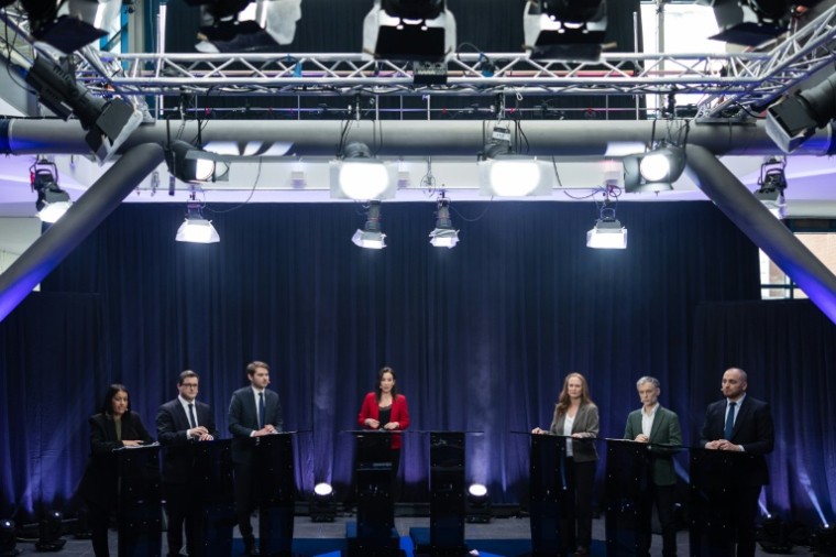 (g-d) Les candidats à la mairie de Lille, Lahouaria Addouche (LFI), le maire sortant Arnaud Deslandes (PS), Louis Delemer (LR), Violette Spillebou, députée de l'Ensemble pour la République, Stéphane Baly (EELV) et Matthieu Valet (RN) participent à un débat diffusé par la chaîne de télévision France 3 Nord-Pas-de-Calais, le 4 mars 2026 à Lille, dans le Nord ( AFP / Sameer Al-DOUMY )
