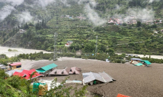 Sur cette photo prise le 5 août 2025 et diffusée par l'armée indienne, des immeubles d'habitation apparaissent envahis par une eau boueuse, après une crue subite survenue dans l'Etat d'Uttarakhand ( Indian Army / - )