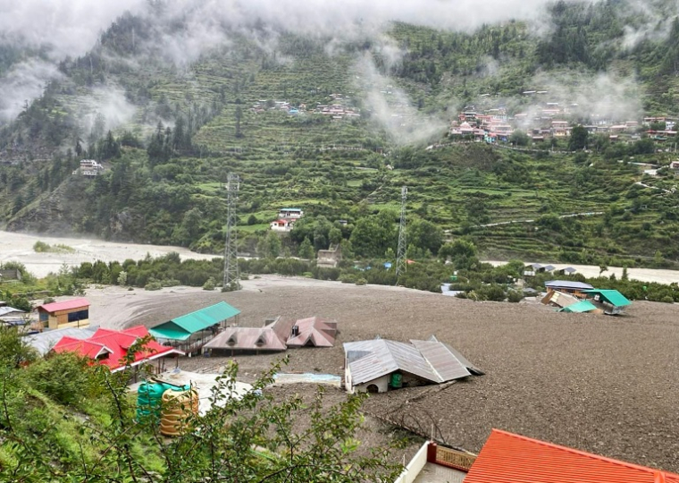 Sur cette photo prise le 5 août 2025 et diffusée par l'armée indienne, des immeubles d'habitation apparaissent envahis par une eau boueuse, après une crue subite survenue dans l'Etat d'Uttarakhand ( Indian Army / - )