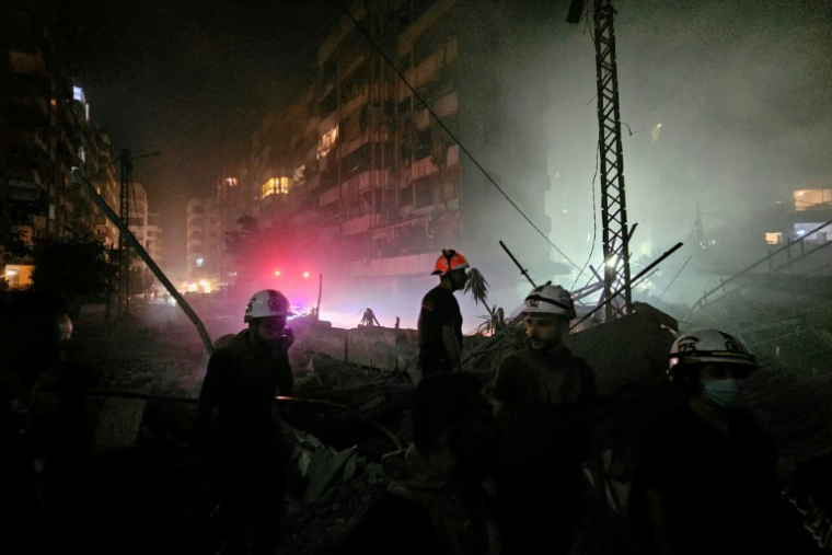 Des secouristes fouillent les décombres dans la banlieue sud de Beyrouth, le 6 juin 2025 quelques heures après des frappes israéliennes ( AFP / STRINGER )