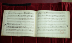 Un cahier de composition de Wolfgang Amadeus Mozart, manuscrit autographe comprenant sept pièces pour harpe et flûte, à la Bibliothèque nationale de France (BnF), à Paris  le 15 juin 2026 ( AFP / Kenzo TRIBOUILLARD )
