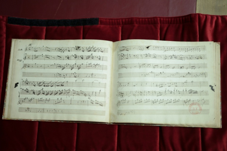 Un cahier de composition de Wolfgang Amadeus Mozart, manuscrit autographe comprenant sept pièces pour harpe et flûte, à la Bibliothèque nationale de France (BnF), à Paris  le 15 juin 2026 ( AFP / Kenzo TRIBOUILLARD )