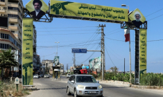 Une voiture chargée de valises quitte la ville de Tyr après un ordre d'ordre d'évacuation lancé par Israël, le 9 juin 2026 dans le sud du Liban ( AFP / KAWNAT HAJU )