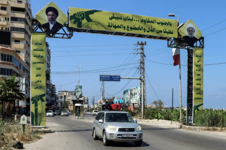 Une voiture chargée de valises quitte la ville de Tyr après un ordre d'ordre d'évacuation lancé par Israël, le 9 juin 2026 dans le sud du Liban ( AFP / KAWNAT HAJU )