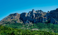 Lumière sur le pic de Bugarach, dans le sud du département de l’Aude. (crédit: Adobe Stock)