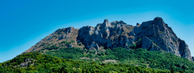 Lumi&egrave;re sur le pic de Bugarach, dans le sud du d&eacute;partement de l&rsquo;Aude. (cr&eacute;dit: Adobe Stock)