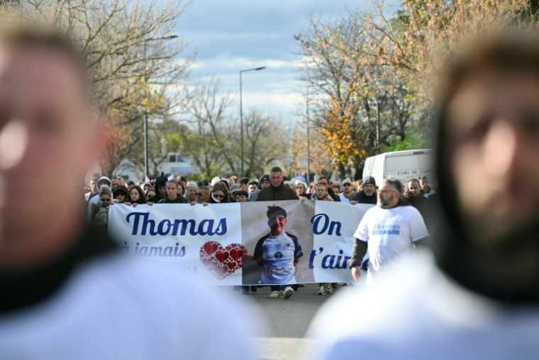 Des personnes défilent à Romans-sur-Isère en mémoire de Thomas, lors d'une grande marche blanche déclarée apolitique, le 22 novembre 2023 ( AFP / OLIVIER CHASSIGNOLE )