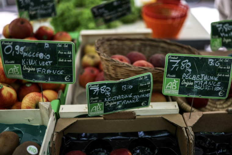 La consommation de produits issus de l'agriculture biologique a définitivement repris des couleurs en 2025, mais les surfaces agricoles dédiées ont baissé pour la troisième année de suite ( AFP / Charly TRIBALLEAU )