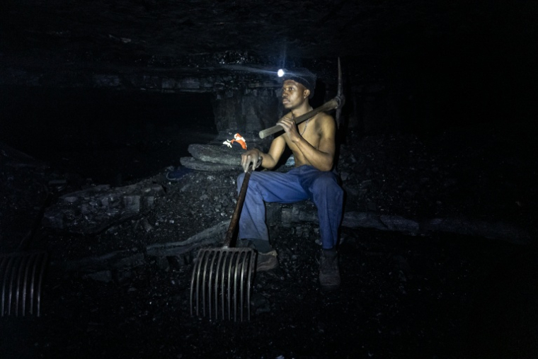 Un mineur dans la mine illégale de charbon de Golfview à Ermelo en Afrique du Sud le 25 septembre 2025 ( AFP / EMMANUEL CROSET )