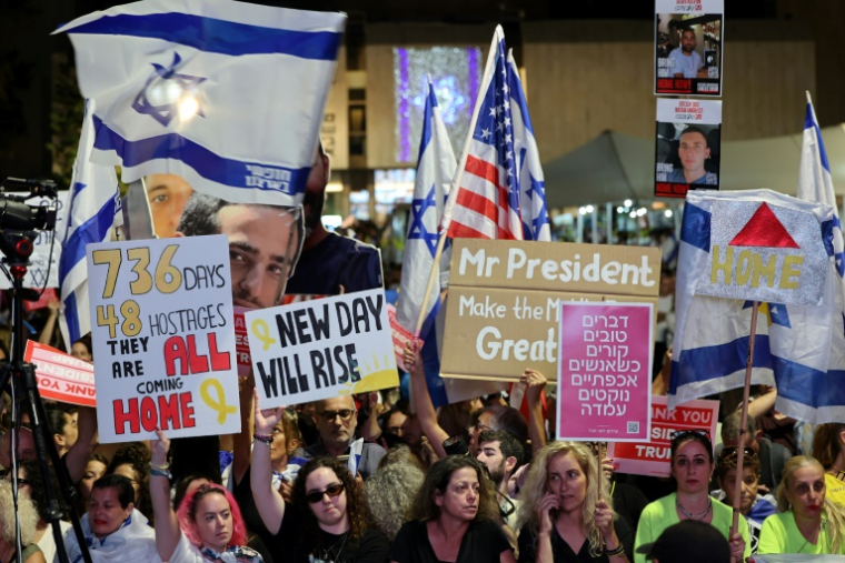 Des personnes sont rassemblées sur la place des Otages à Tel-Aviv pour célébrer l’accord signé entre Israël et le Hamas en vue d’un échange d’otages et de prisonniers, le 11 octobre 2025 ( AFP / Jack GUEZ )