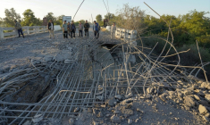 Des habitants contemplent un pont endommagé par des frappes aériennes menées par la Thaïlande dans une zone située entre les provinces cambodgiennes d'Oddar Meanchey et de Siem Reap, le 20 décembre 2025 ( AFP / STR )