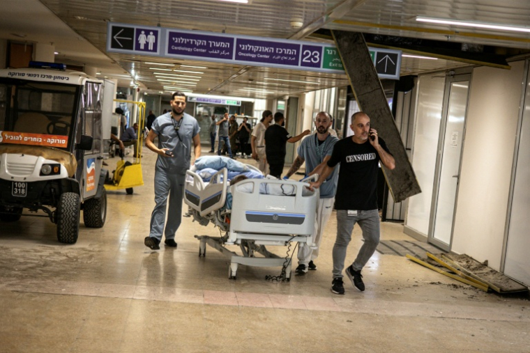 Un malade évacué de l'hôpital Soroka de Beersheva, dans le sud d'Israël, touché par une frappe iranienne le 19 juin 2025 ( AFP / JOHN WESSELS )