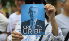 Un portrait de l'ancien président Alvaro Uribe lors d'un rassemblement de soutien à Medellin, le 7 août 2025 en Colombie ( AFP / JAIME SALDARRIAGA )