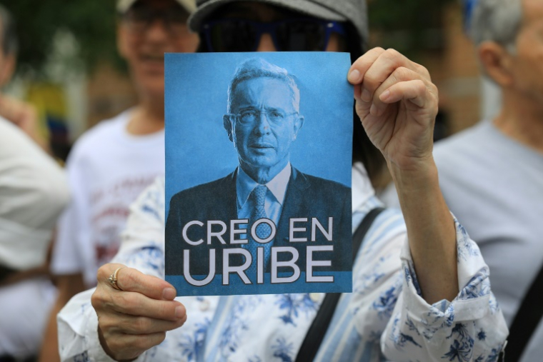 Un portrait de l'ancien président Alvaro Uribe lors d'un rassemblement de soutien à Medellin, le 7 août 2025 en Colombie ( AFP / JAIME SALDARRIAGA )