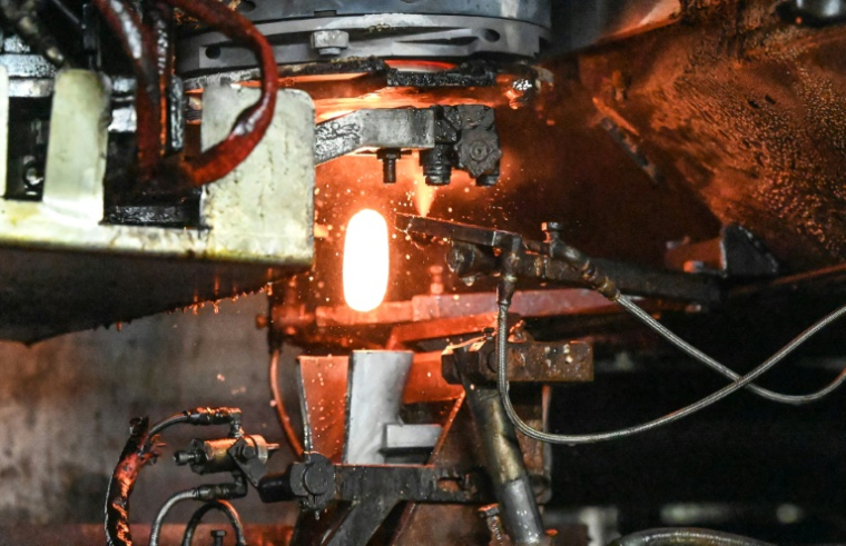 Du verre fondu sur une chaîne de fabrication du verrier Arc, le 13 septembre 2022 à Arcques, dans le Pas-de-Calais ( AFP / Denis Charlet )