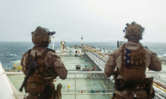 Une photo publiée par l'armée américaine montre une opération de contrôle sur un navire dans le golfe d'Oman le 16 juillet 2026 ( US MARINE CORPS / - )