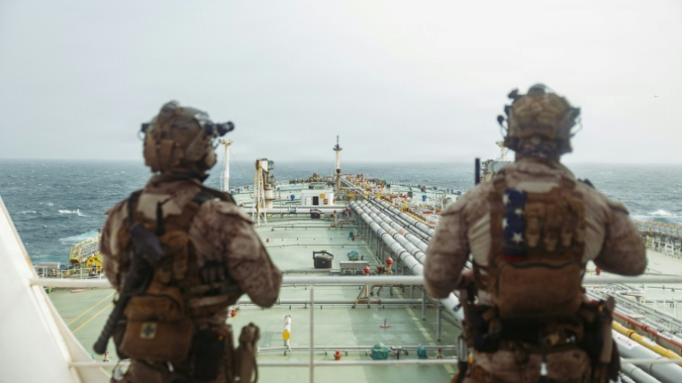 Une photo publiée par l'armée américaine montre une opération de contrôle sur un navire dans le golfe d'Oman le 16 juillet 2026 ( US MARINE CORPS / - )