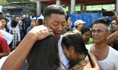 Un prisonnier libéré en Birmanie à la faveur de l'amnistie accordée par la junte à l'occasion de la fête de l'Indépendance retrouve ses proches devant la prison d'Insein, le 4 avril 2026 ( AFP / Sai Aung MAIN )