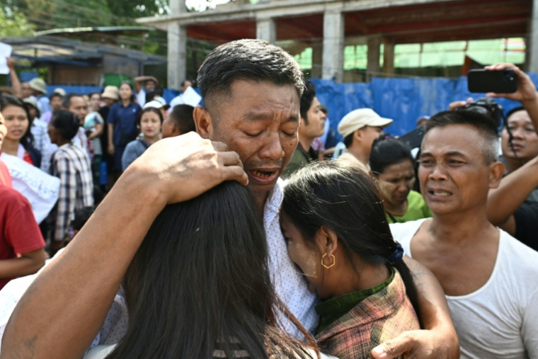 Un prisonnier libéré en Birmanie à la faveur de l'amnistie accordée par la junte à l'occasion de la fête de l'Indépendance retrouve ses proches devant la prison d'Insein, le 4 avril 2026 ( AFP / Sai Aung MAIN )