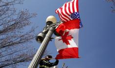 Un drapeau canadien aux côtés d'un drapeau américain sur un lampadaire de Pennsylvania Avenue, devant la Maison Blanche à Washington