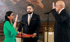 Photo diffusée par le service de presse de la présidence du Venezuela montre la présidente par intérim, Delcy Rodriguez (à gauche), prêtant serment devant le président de l'Assemblée nationale, Jorge Rodriguez (à droite), et le député Nicolas Maduro Guerra (au centre) lors d'une session de l'Assemblée nationale à Caracas, le 5 janvier 2026 ( Miraflores press office / Marcelo Garcia )
