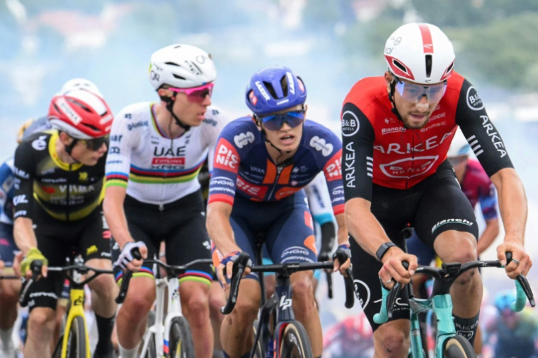 Kévin Vauquelin ouvre la route notamment devant Tadej Pogacar, en troisième position, et Jonas Vingegaard juste derrière lui, peu avant l'arrivée de la 2e étape du Tour de France à Boulogne-sur-Mer, le 6 juillet 2025 ( POOL / Bernard PAPON )