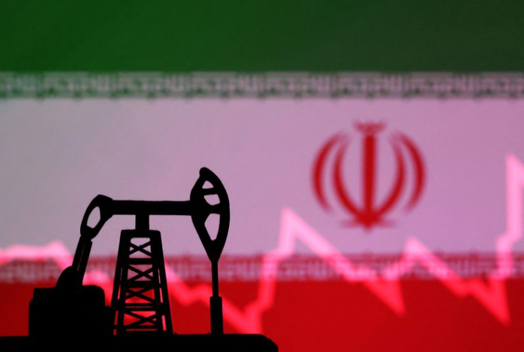 Le drapeau iranien, un cric de pompe à pétrole et un graphique boursier