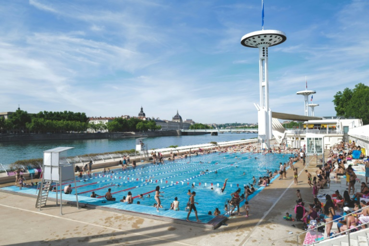 Des personnes profitent d'une piscine en plein air lors d'une vague de chaleur à Lyon, le 18 mai 2022 dans le Rhône ( AFP / OLIVIER CHASSIGNOLE )