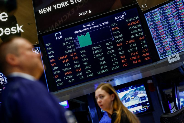 Un écran affiche les échanges de l'indice S&P 500 après l'ouverture de la Bourse de New York (NYSE) à New York.