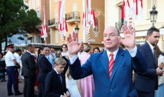 Albert II de Monaco salue ses invités lors d'un cocktail sur la place du palais pour ses 20 ans de règne le 19 juillet 2025 ( AFP / Valery HACHE )
