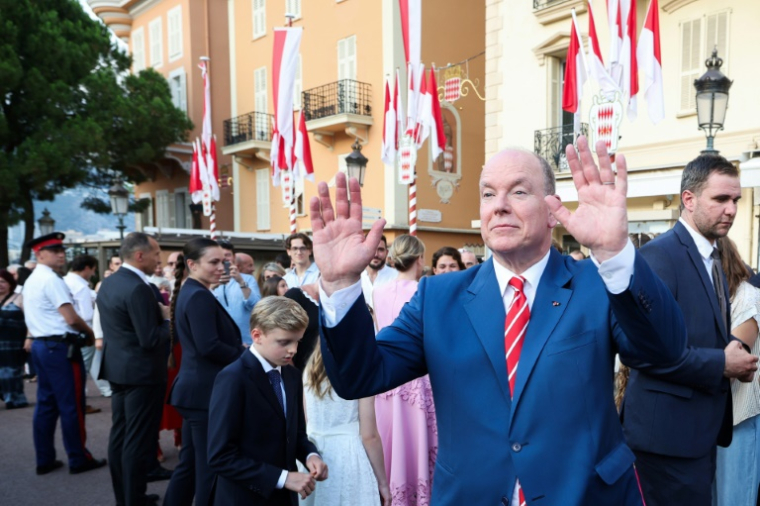 Albert II de Monaco salue ses invités lors d'un cocktail sur la place du palais pour ses 20 ans de règne le 19 juillet 2025 ( AFP / Valery HACHE )