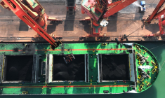 Du charbon déchargé d'un navire au terminal charbonnier du port de Lianyungang, dans la province orientale du Jiangsu en Chine, le 5 décembre 2023. ( AFP / STR )