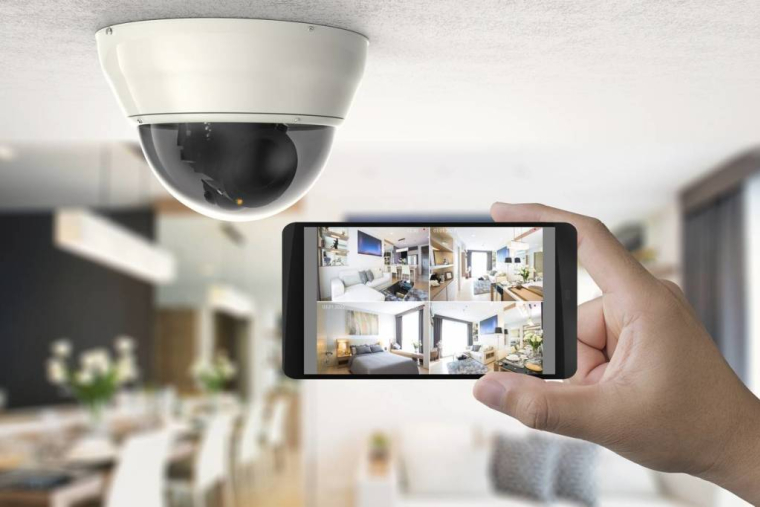 Préparer ses vacances : comment assurer la sécurité de sa maison ? / iStock.com - PhonlamaiPhoto