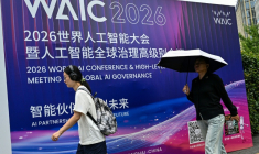 Des passants devant l'affiche de la Conférence mondiale sur l'intelligence artificielle (WAIC), le 16 juillet 2026 à Shanghai, en Chine ( AFP / Hector RETAMAL )