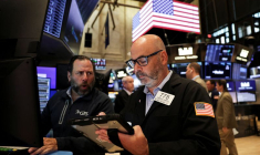 Un trader travaille sur le parquet de la Bourse de New York (NYSE) à New York