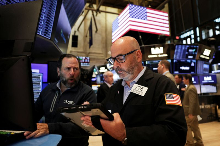 Un trader travaille sur le parquet de la Bourse de New York (NYSE) à New York