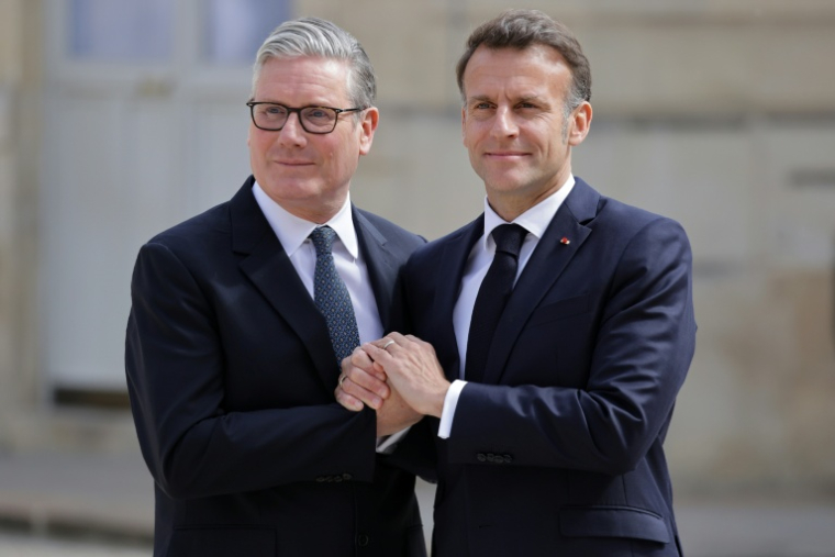 Le Premier ministre britannique Keir Starmer et le président français Emmanuel Macron le 17 avril 2026 dans la cour du palais de l'Elysée à Paris ( AFP / Ludovic MARIN )