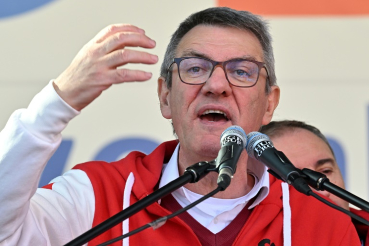 Maurizio Landini, secrétaire général du syndicat italien CGIL, s'adresse à la foule sur la Piazza del Popolo à Rome, le 17 novembre 2023 ( AFP / Andreas SOLARO )